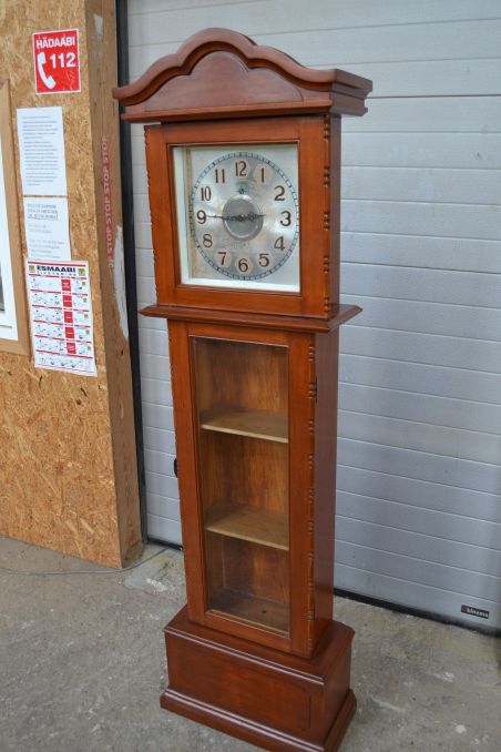 (L-835) Kellakapist riiulitega kapp, kell töökorras