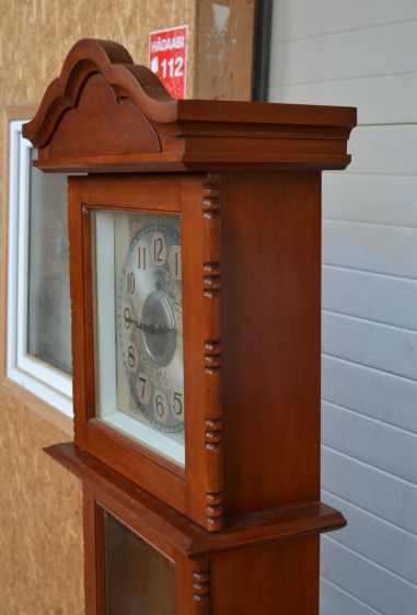 (L-835) Kellakapist riiulitega kapp, kell töökorras