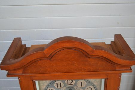 (L-835) Kellakapist riiulitega kapp, kell töökorras