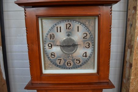 (L-835) Kellakapist riiulitega kapp, kell töökorras