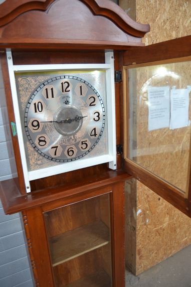 (L-835) Kellakapist riiulitega kapp, kell töökorras