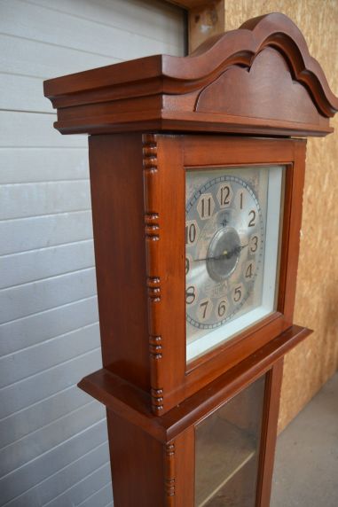 (L-835) Kellakapist riiulitega kapp, kell töökorras