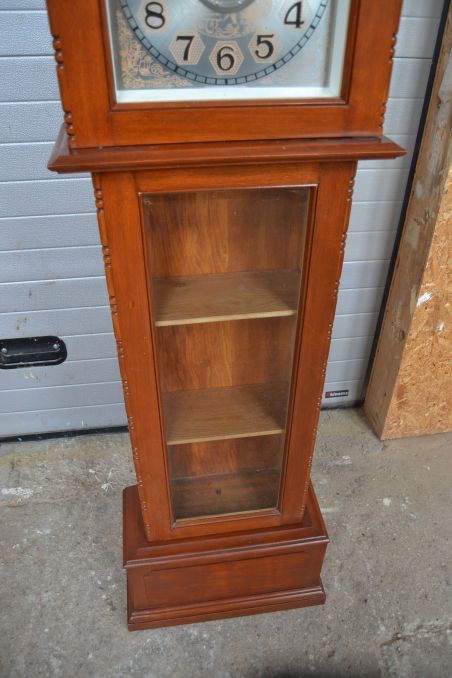 (L-835) Kellakapist riiulitega kapp, kell töökorras