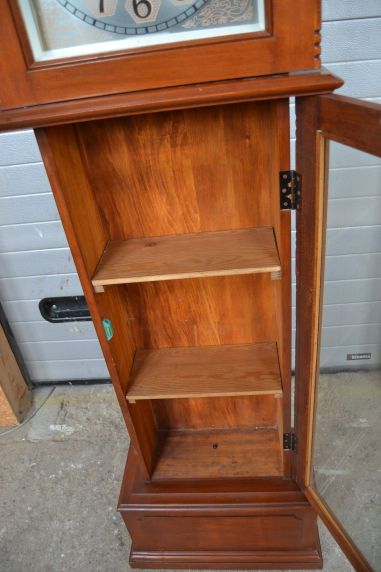 (L-835) Kellakapist riiulitega kapp, kell töökorras