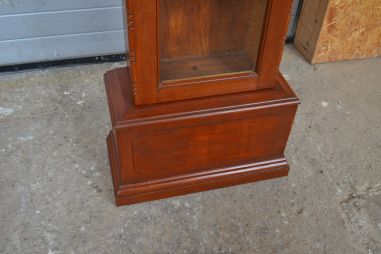 (L-835) Kellakapist riiulitega kapp, kell töökorras