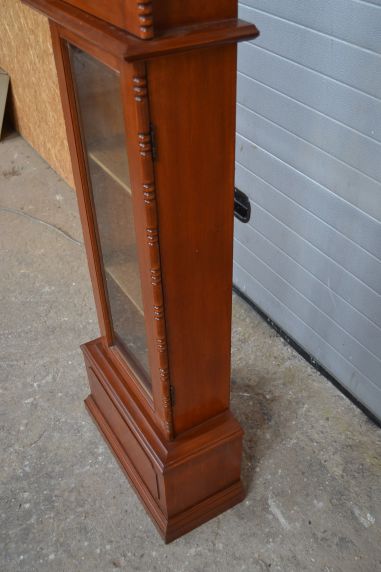 (L-835) Kellakapist riiulitega kapp, kell töökorras