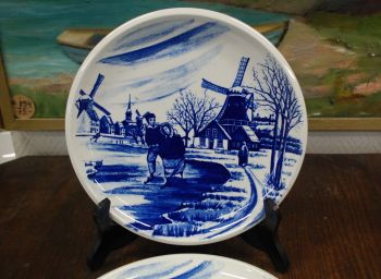 (7-535) Manufacture Royale la Louviere, Boch, taldrikud "Talvemotiv" 2tk 2