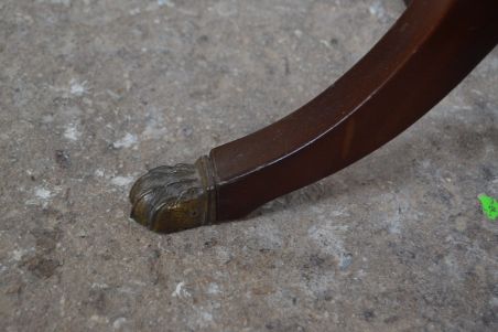 (n-7957) Ümar klapitavate plaatidega diivanilaud