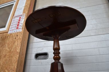 (n-7957) Ümar klapitavate plaatidega diivanilaud