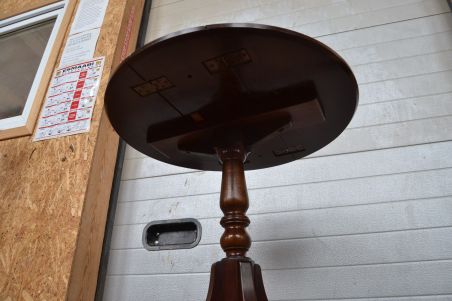 (n-7957) Ümar klapitavate plaatidega diivanilaud