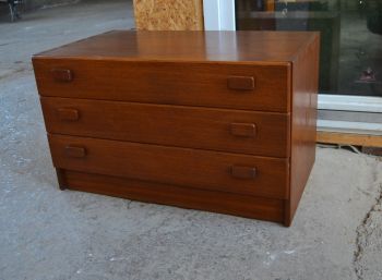 (n-7967) Tiigi tooni retro kolme sahtliga kummut Taanist 2