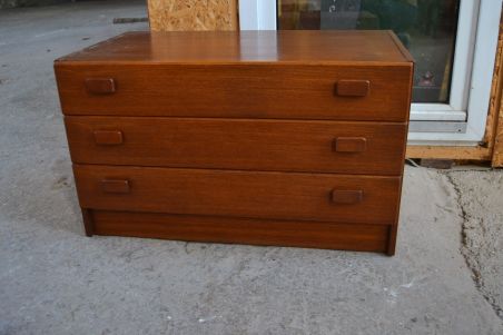 (n-7967) Tiigi tooni retro kolme sahtliga kummut Taanist