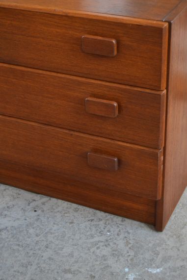 (n-7967) Tiigi tooni retro kolme sahtliga kummut Taanist