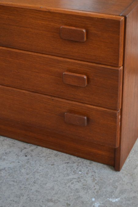 (n-7967) Tiigi tooni retro kolme sahtliga kummut Taanist