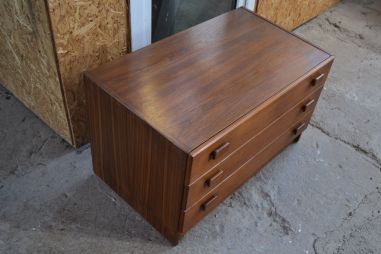 (n-7967) Tiigi tooni retro kolme sahtliga kummut Taanist