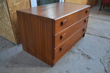 (n-7967) Tiigi tooni retro kolme sahtliga kummut Taanist