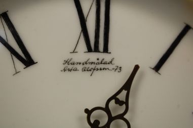 (n-8010) Asta Olofsson, käsitsimaalitud portselanist seinakell