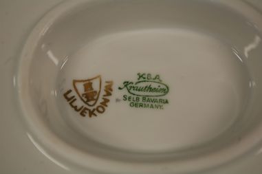 (n-8015/6) Selb Bavaria Krautheim, Liljekonval piibelehtedega kastmenõu