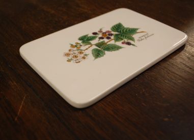 (n-8020) Horishin Potteries, Brombeere, keraamiine lõikelaud "Murakas"