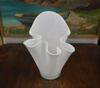 (n-8030) Danish Art Glass, piimjasvalge klaasist tulbivaas