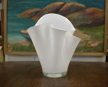 (n-8030) Danish Art Glass, piimjasvalge klaasist tulbivaas