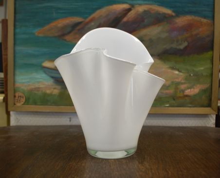 (n-8030) Danish Art Glass, piimjasvalge klaasist tulbivaas