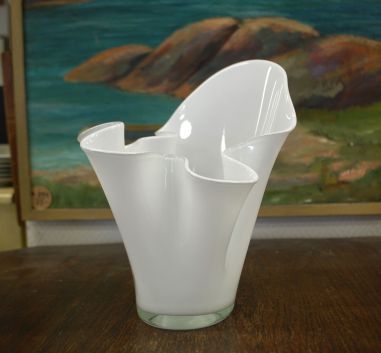 (n-8030) Danish Art Glass, piimjasvalge klaasist tulbivaas