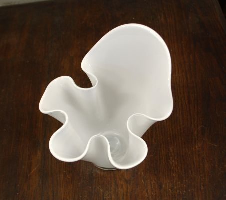 (n-8030) Danish Art Glass, piimjasvalge klaasist tulbivaas