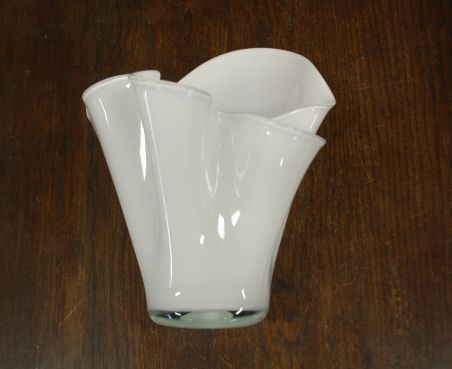 (n-8030) Danish Art Glass, piimjasvalge klaasist tulbivaas
