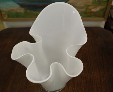(n-8030) Danish Art Glass, piimjasvalge klaasist tulbivaas
