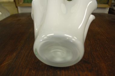 (n-8030) Danish Art Glass, piimjasvalge klaasist tulbivaas