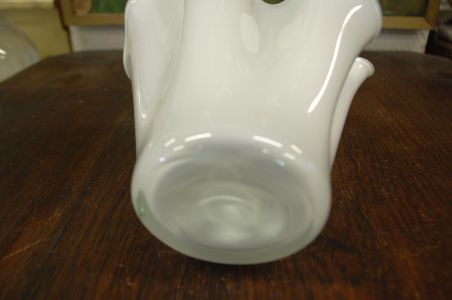 (n-8030) Danish Art Glass, piimjasvalge klaasist tulbivaas