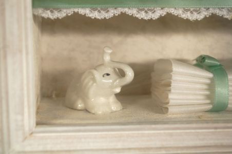 (n-8062) Miniatuurne vitriinkapp aksessuaaridega, käsitöö