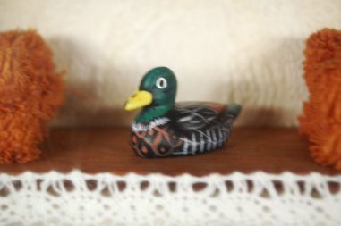 (n-8063) Miniatuurne vitriinkapp aksessuaaridega, käsitöö