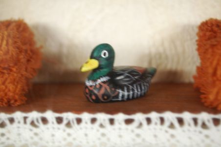 (n-8063) Miniatuurne vitriinkapp aksessuaaridega, käsitöö