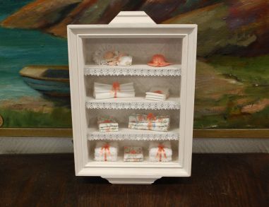 (n-8064) Miniatuurne vitriinkapp aksessuaaridega, käsitöö
