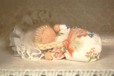 (n-8064) Miniatuurne vitriinkapp aksessuaaridega, käsitöö