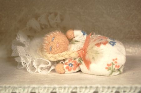 (n-8064) Miniatuurne vitriinkapp aksessuaaridega, käsitöö