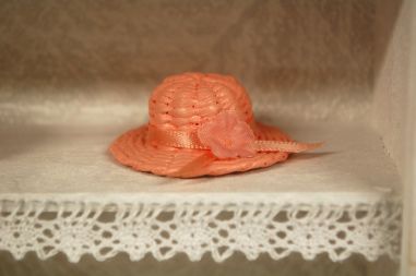 (n-8064) Miniatuurne vitriinkapp aksessuaaridega, käsitöö