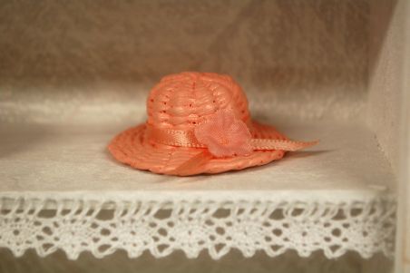 (n-8064) Miniatuurne vitriinkapp aksessuaaridega, käsitöö