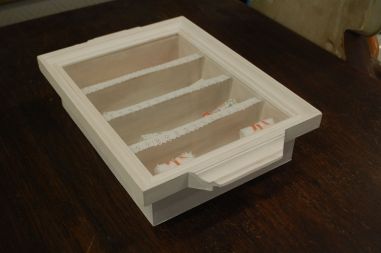 (n-8064) Miniatuurne vitriinkapp aksessuaaridega, käsitöö