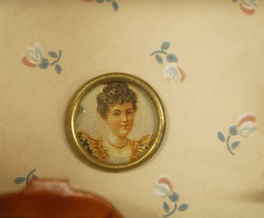 (n-8065) Miniatuurne tuba aksessuaaridega, käsitöö
