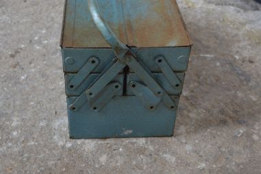 (n-8067) Vana metallist tööriistakast