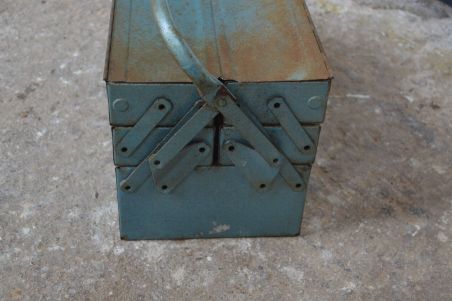 (n-8067) Vana metallist tööriistakast