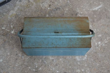 (n-8067) Vana metallist tööriistakast