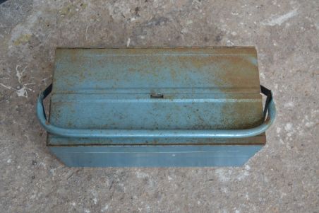 (n-8067) Vana metallist tööriistakast