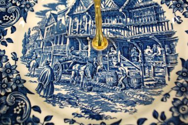 (n-4165) Royal  Tudor Ware, sinine sangaga vaagen