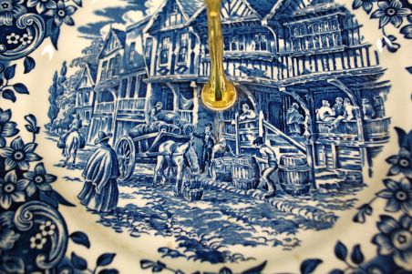 (n-4165) Royal  Tudor Ware, sinine sangaga vaagen