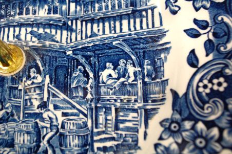(n-4165) Royal  Tudor Ware, sinine sangaga vaagen