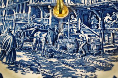 (n-4165) Royal  Tudor Ware, sinine sangaga vaagen
